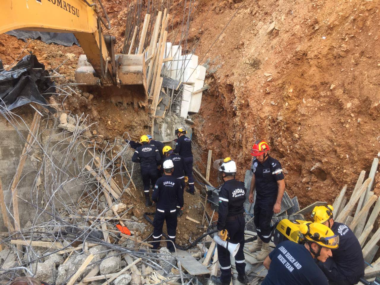 وفاة ثلاثة أشخاص إثر انهيار أتربه بمحافظة العاصمة 