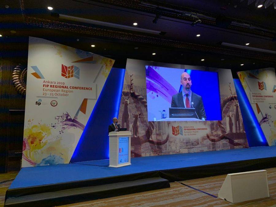 نقيب الصيادلة يسلم راية مؤتمر اتحاد الصيادلة الدولي لتركيا