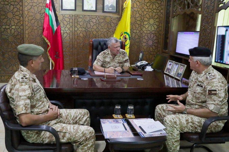 الملك يزور قيادة المنطقة العسكرية الشرقية