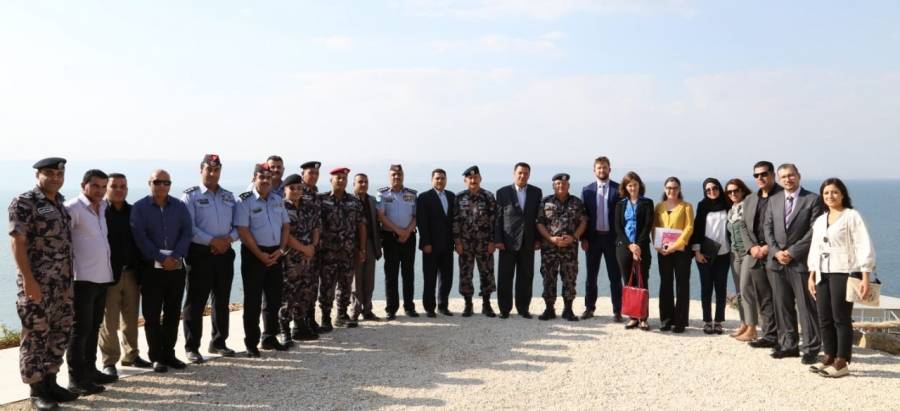 وفد من ممثلين السفارات في دول الولايات المتحدة الأمريكية واستراليا وبريطانيا وكندا يزور مركز الإنقاذ المائي والجبلي التابع للدفاع المدني