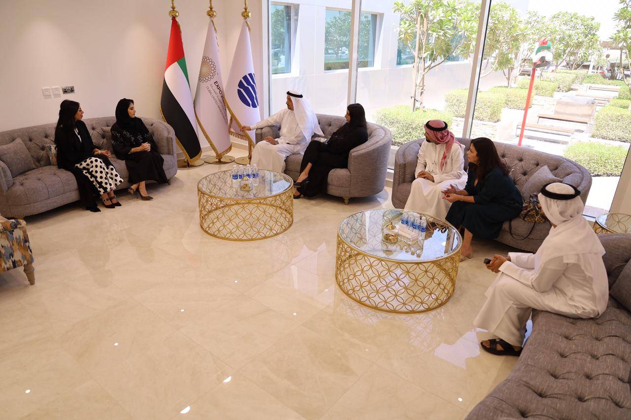 الشيخة جواهر آل خليفة تبحث سبل تمكين الشباب في زيارة لإكسبو 2020.