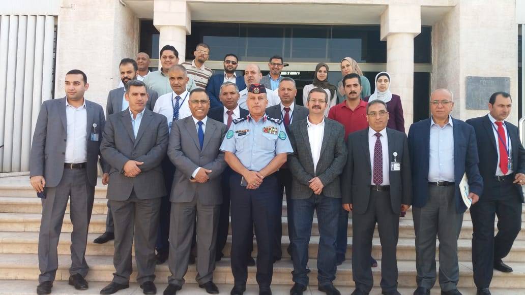 مدير شرطة العقبة يرعى تخريج دورة أعوان مكافحة المخدرات لموظفي البنك المركزي الأردني فرع العقبة
