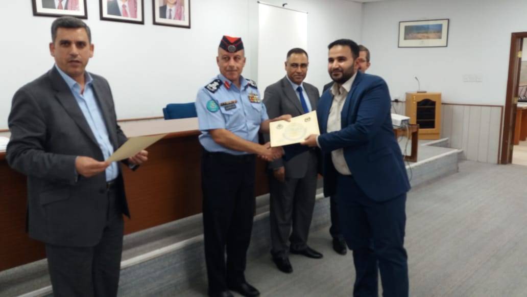 مدير شرطة العقبة يرعى تخريج دورة أعوان مكافحة المخدرات لموظفي البنك المركزي الأردني فرع العقبة