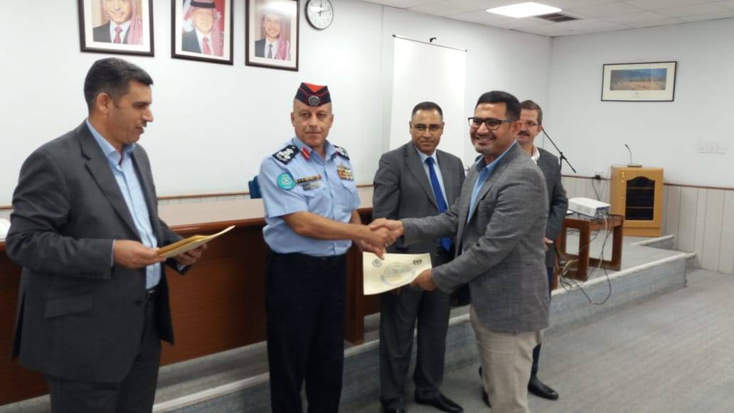 مدير شرطة العقبة يرعى تخريج دورة أعوان مكافحة المخدرات لموظفي البنك المركزي الأردني فرع العقبة