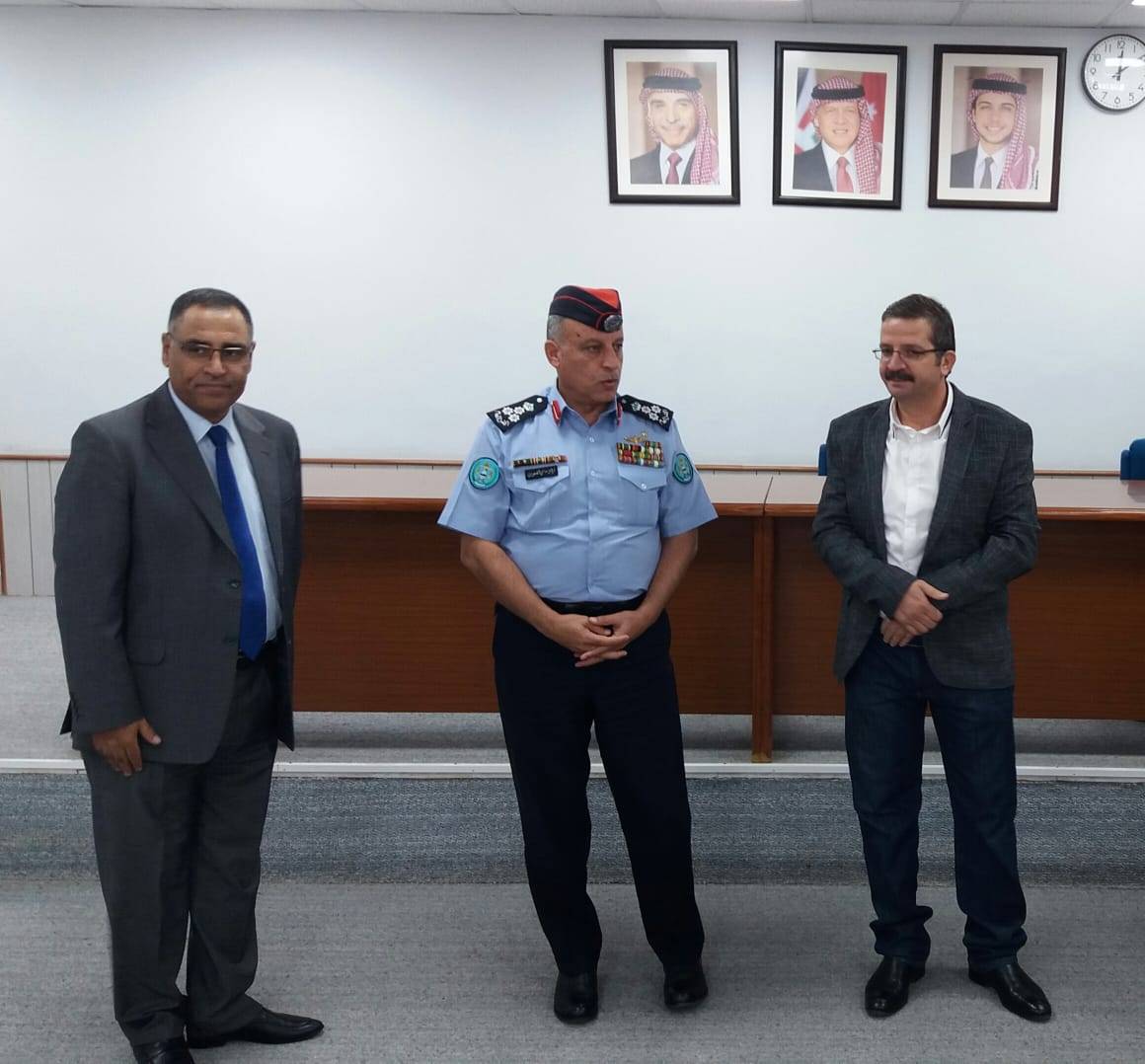 مدير شرطة العقبة يرعى تخريج دورة أعوان مكافحة المخدرات لموظفي البنك المركزي الأردني فرع العقبة