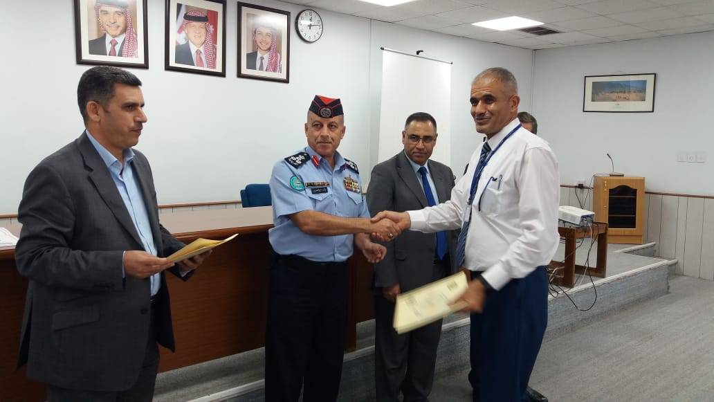 مدير شرطة العقبة يرعى تخريج دورة أعوان مكافحة المخدرات لموظفي البنك المركزي الأردني فرع العقبة