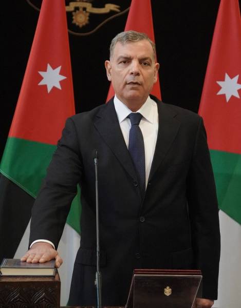 الصحة : وزير الصحة اوعز بنقل المريض (محمد الغنميين) من منزله في الشوبك مباشرة الى مستشفى البشير والوزارة تتكفل بتأمين علاجه