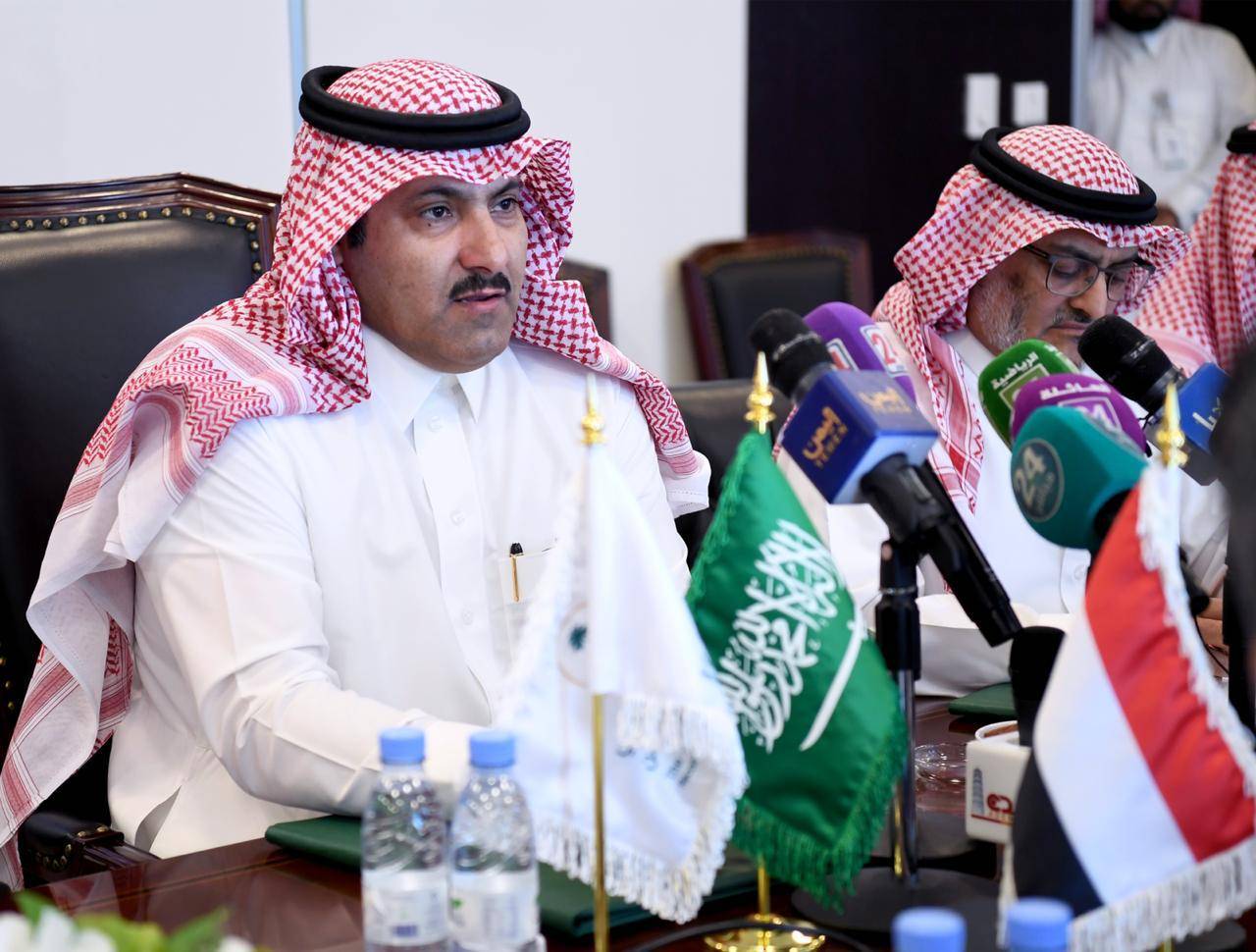 السفير آل جابر: الشعب اليمني في قلب واهتمام القيادة السعودية