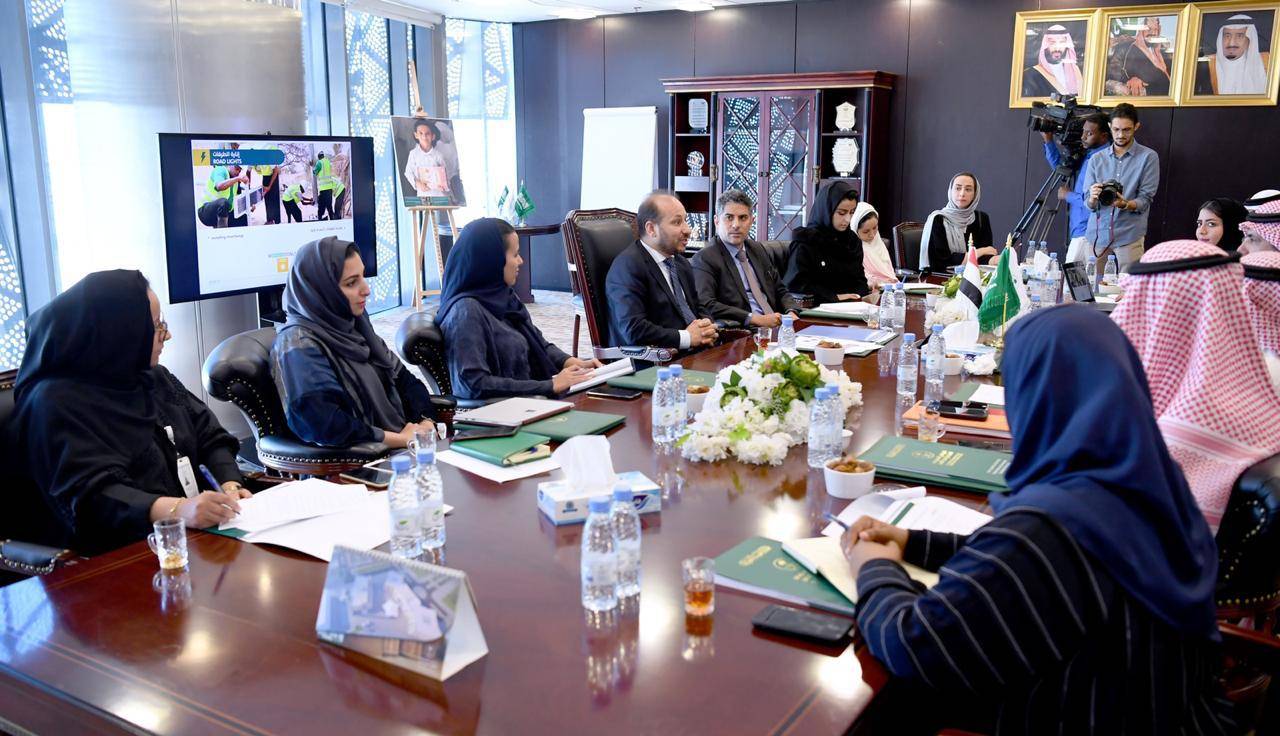 السفير آل جابر: الشعب اليمني في قلب واهتمام القيادة السعودية