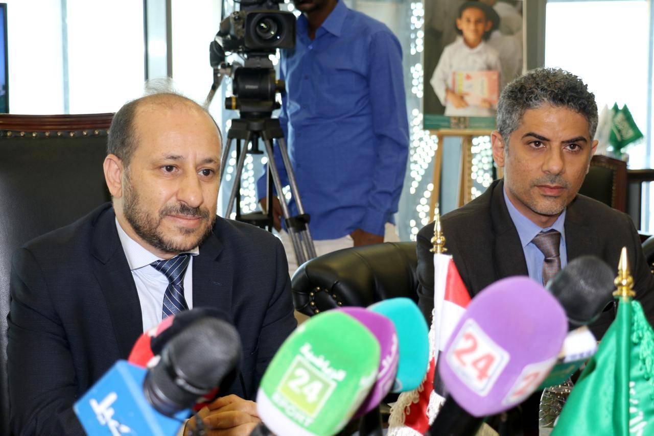 السفير آل جابر: الشعب اليمني في قلب واهتمام القيادة السعودية