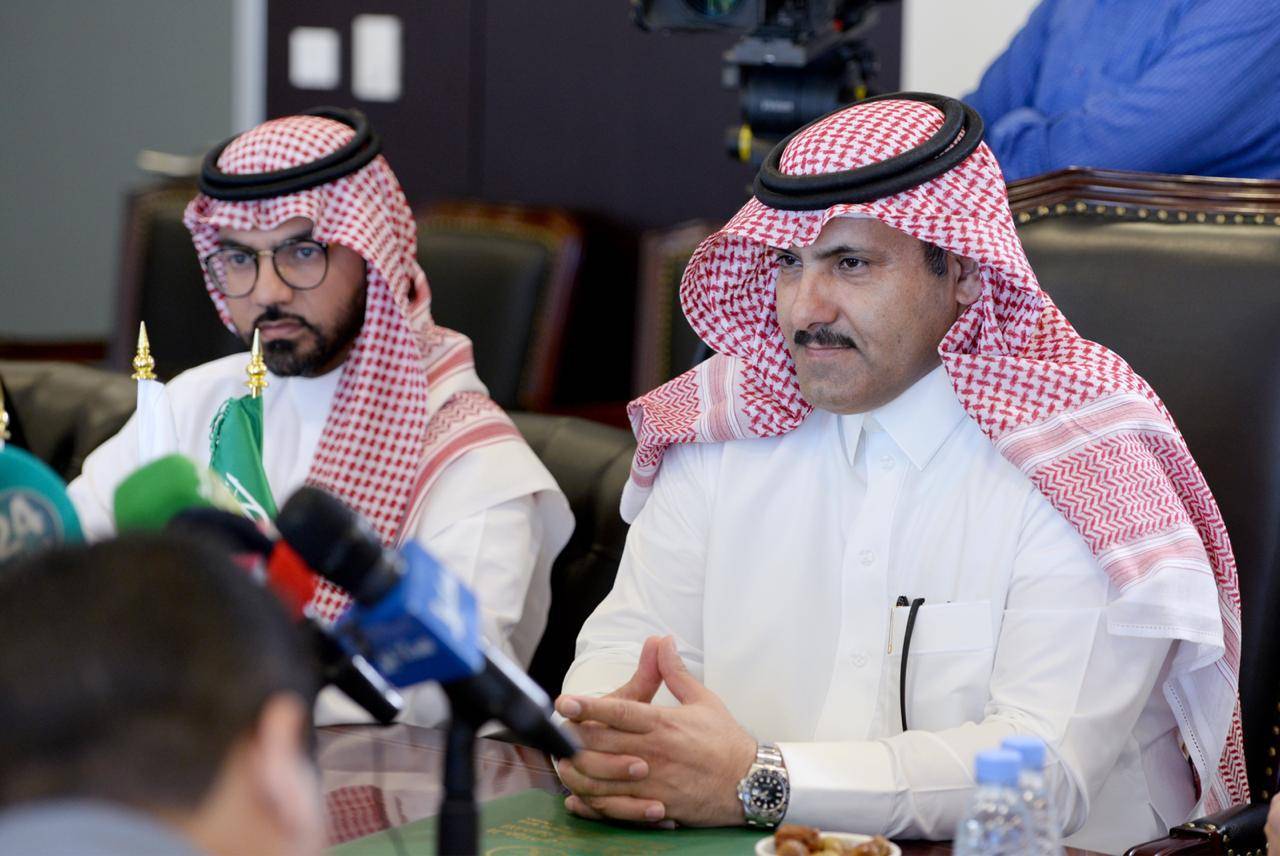 السفير آل جابر: الشعب اليمني في قلب واهتمام القيادة السعودية