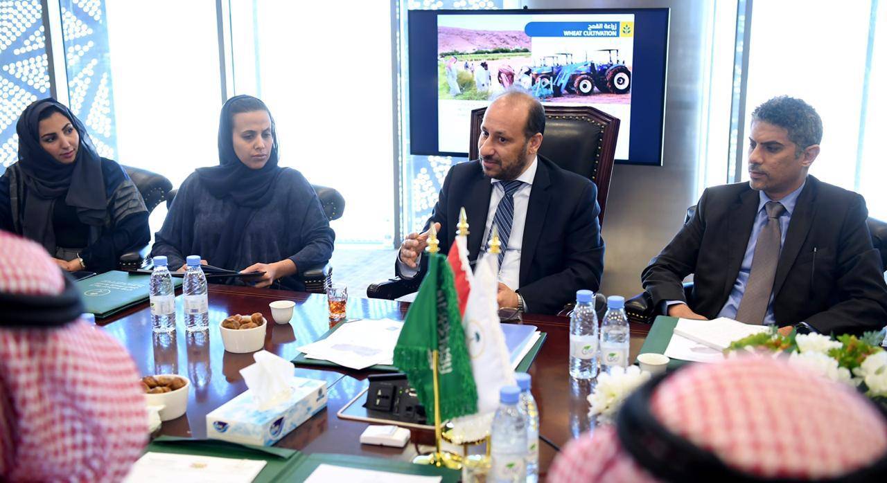 السفير آل جابر: الشعب اليمني في قلب واهتمام القيادة السعودية