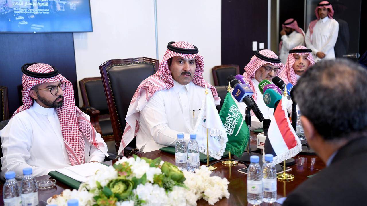 السفير آل جابر: الشعب اليمني في قلب واهتمام القيادة السعودية