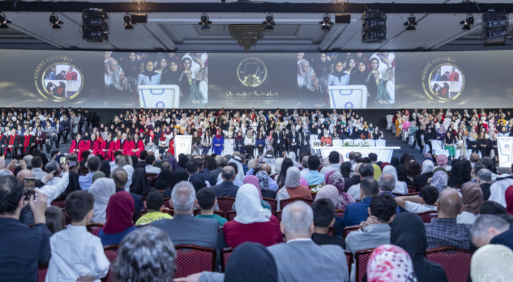 جامعة عجمان تحتفي بالمتمیزین