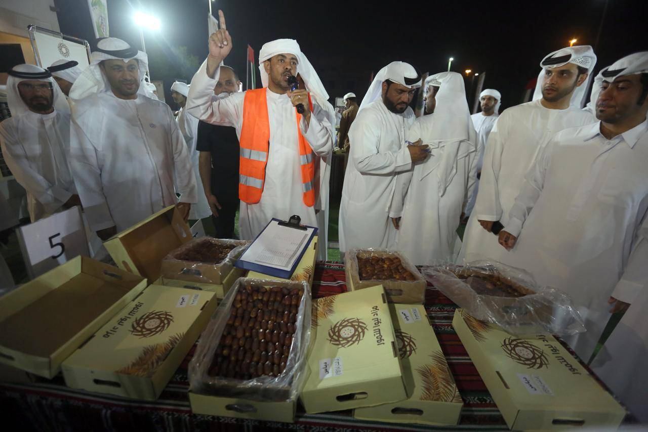 فعاليات مزاد ليوا للتمور تنطلق بحلّتها التراثية يوم غدٍ الجمعة من منطقة الظفرة