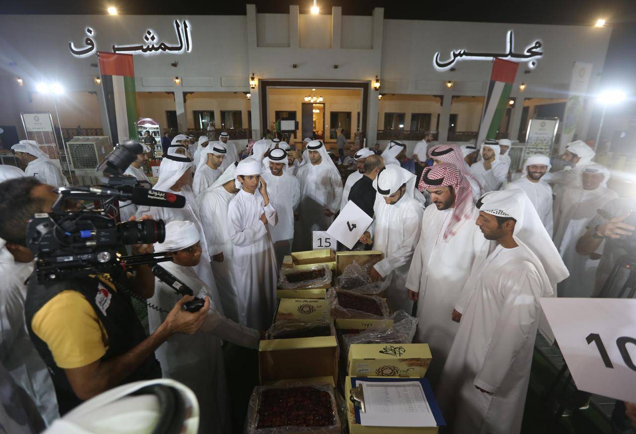 فعاليات مزاد ليوا للتمور تنطلق بحلّتها التراثية يوم غدٍ الجمعة من منطقة الظفرة