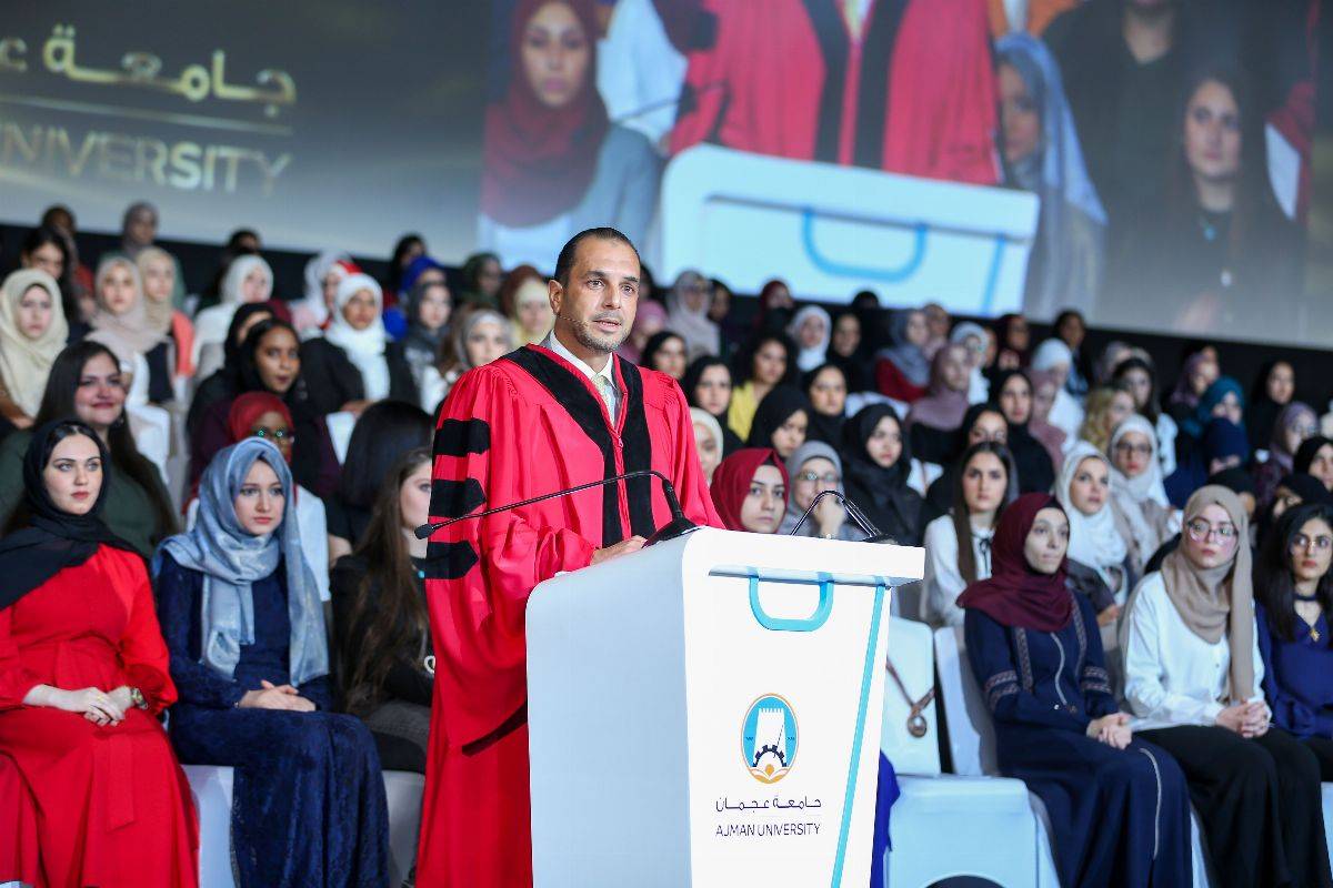 جامعة عجمان تحتفي بالمتمیزین
