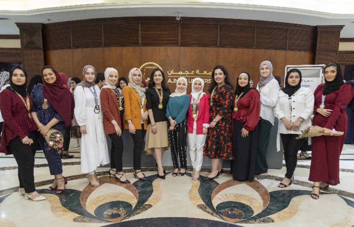 جامعة عجمان تحتفي بالمتمیزین