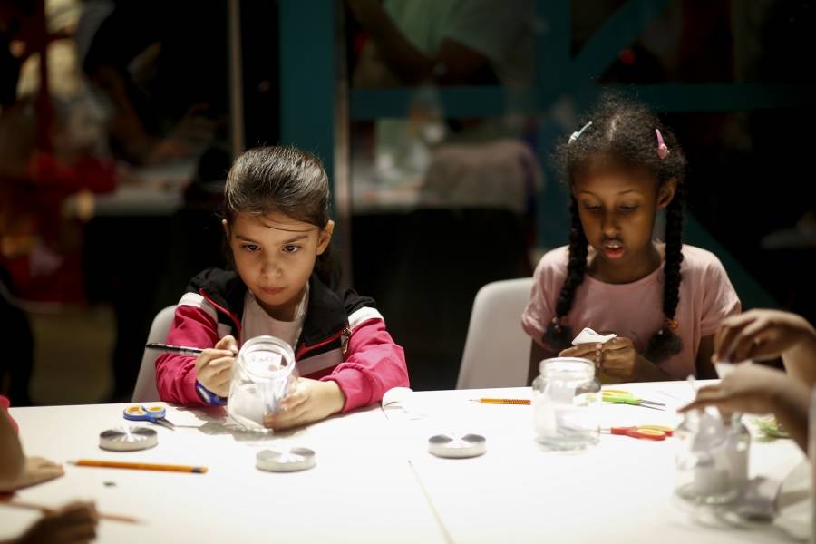 أطفال الشارقة الدولي للكتاب یكتبون رسائلھم ویحفظون حكایاتھم في  قواریر زجاجیة