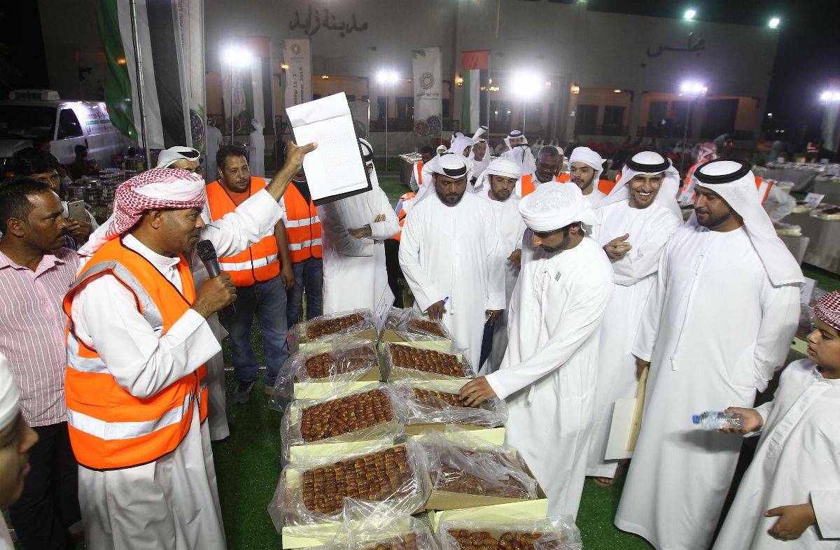 انطلاق فعاليات مزاد ليوا للتمور يوم أمس من منطقة الظفرة