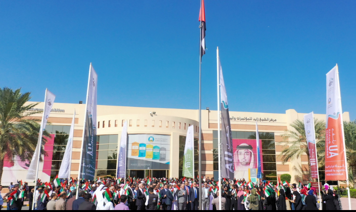 جامعة عجمان ترفع العلم