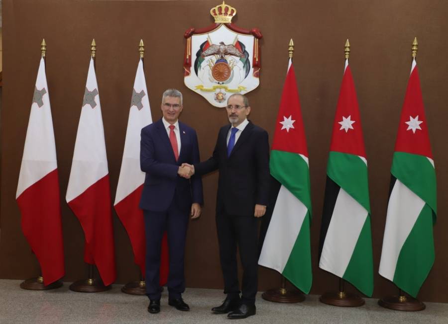 وزير الخارجية وشؤون المغتربين يجري مباحثات مع وزير الخارجية والتنمية في مالطا