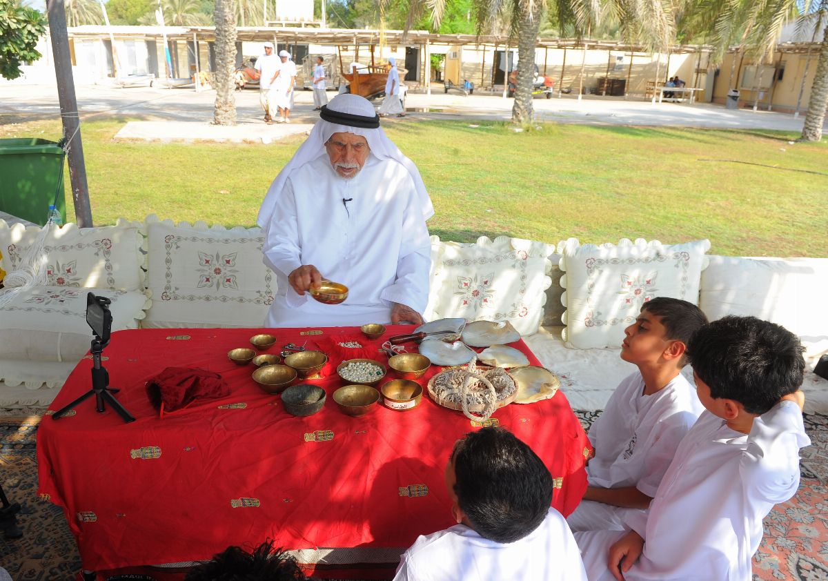 سهيل البحري السابع يختتم فعالياته بالسمالية ويدرب الطلاب على الصيد التقليدي