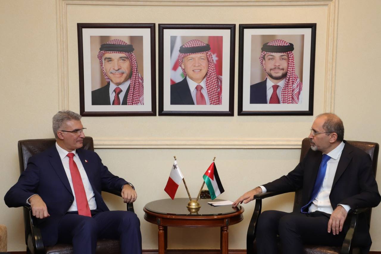 وزير الخارجية وشؤون المغتربين يجري مباحثات مع وزير الخارجية والتنمية في مالطا 