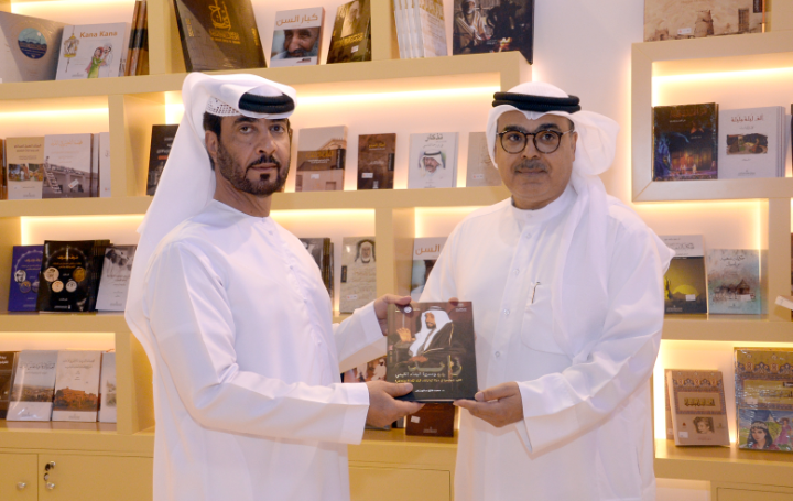 إقبال كبير على ركن مركز سلطان بن زايد في الشارقة الدولي للكتاب