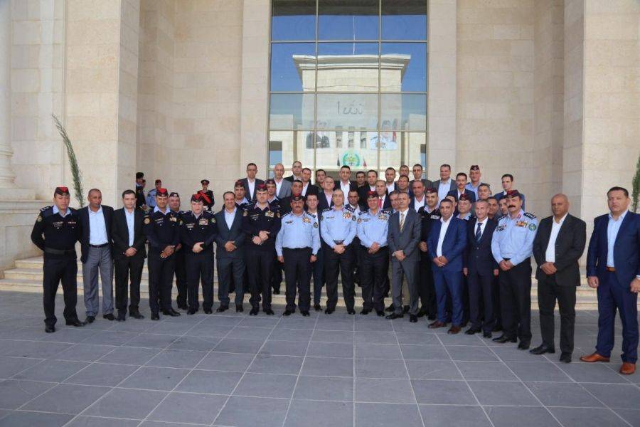 مدير الامن العام يكرم عددا من مرتبات الامن العام لجهودهم باكتشاف عدد من القضايا الهامة