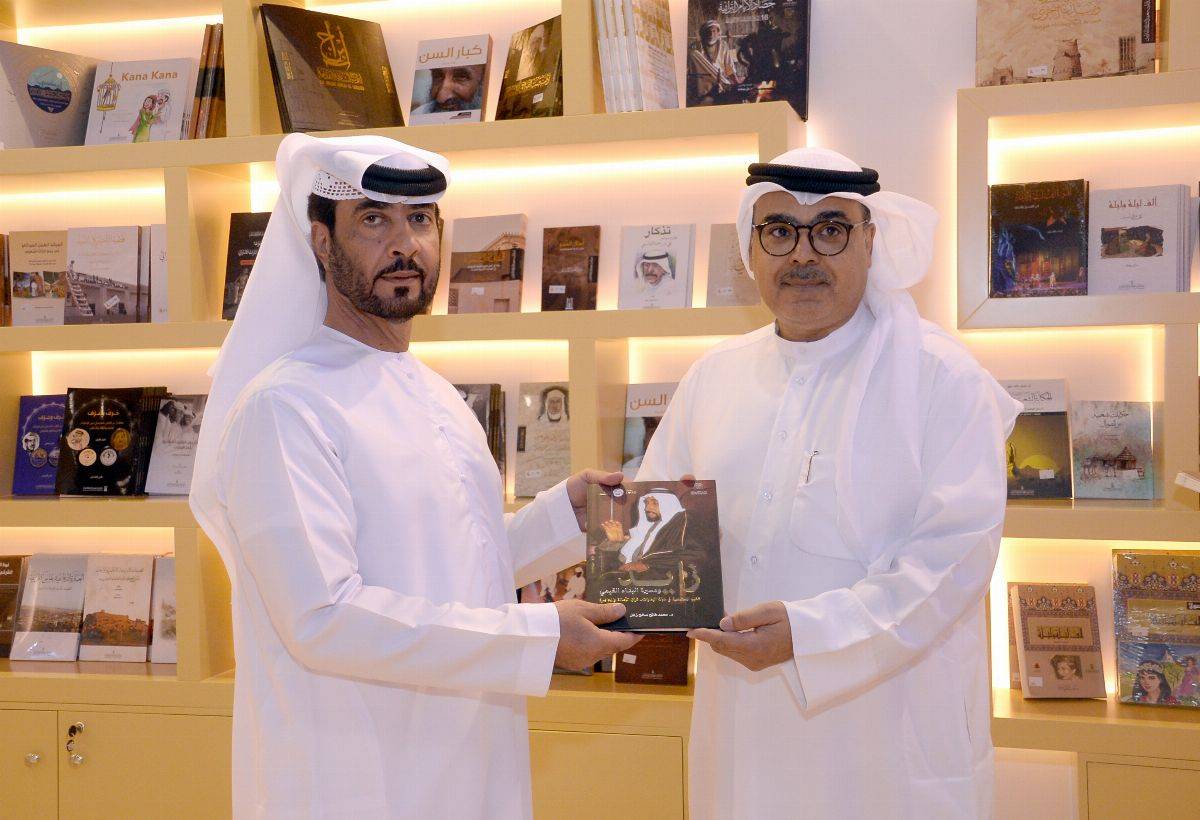 إقبال كبير على ركن مركز سلطان بن زايد في الشارقة الدولي للكتاب