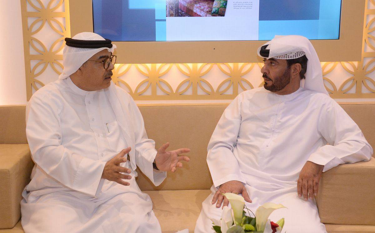 إقبال كبير على ركن مركز سلطان بن زايد في الشارقة الدولي للكتاب