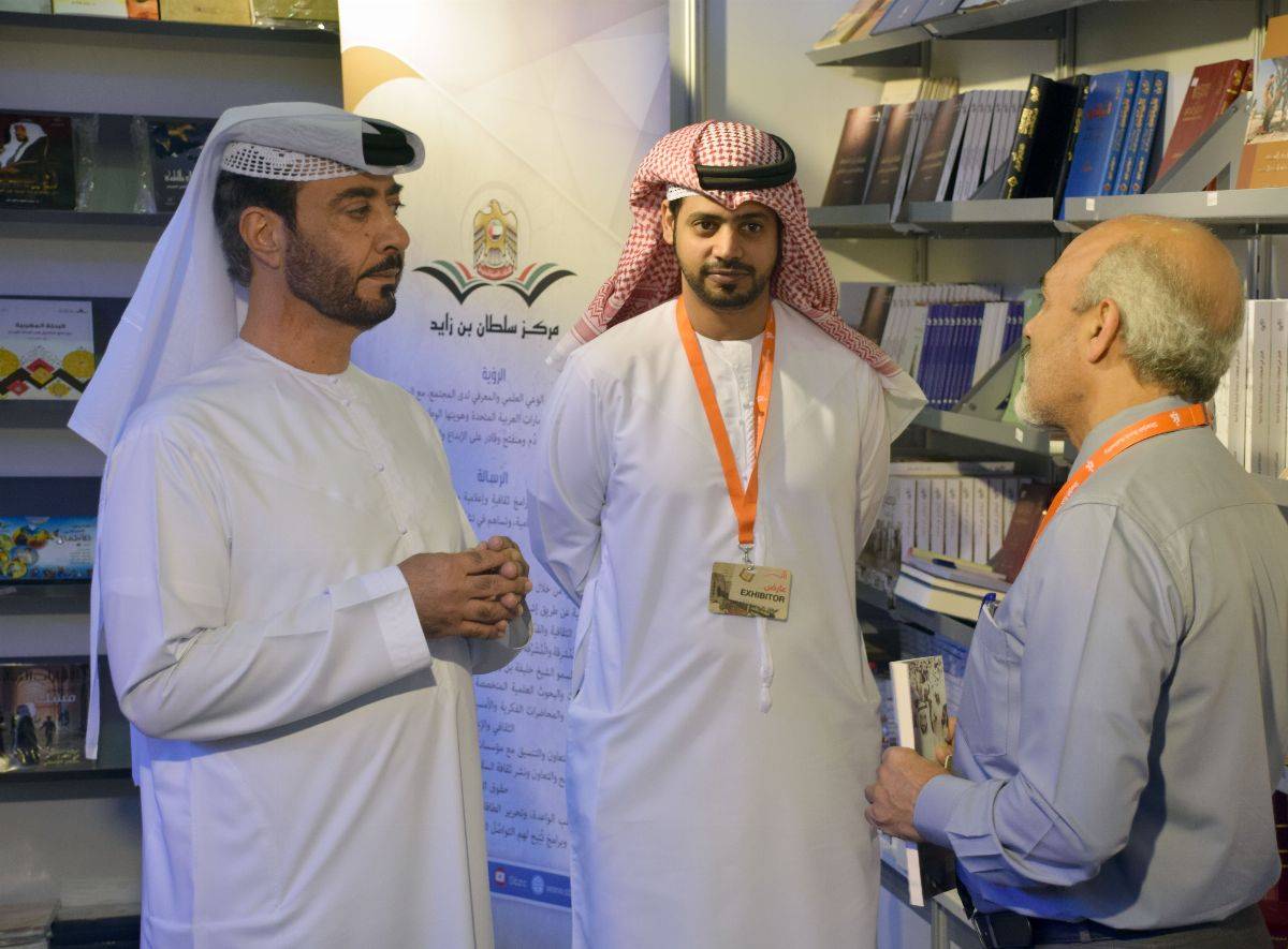 إقبال كبير على ركن مركز سلطان بن زايد في الشارقة الدولي للكتاب