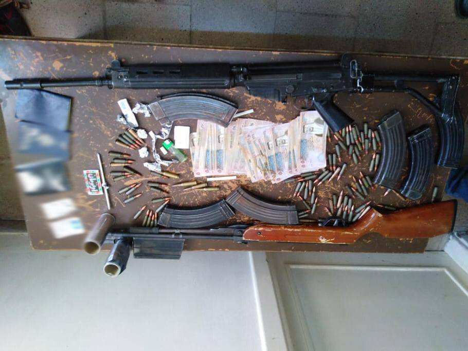قوة امنية من قيادة شرطة البادية الملكية تداهم شخصاً مطلوباً ومصنفاً بالخطير والمسلح في البادية الشمالية وتلقي القبض عليه وتضبط بحوزته سلاحين ناريين