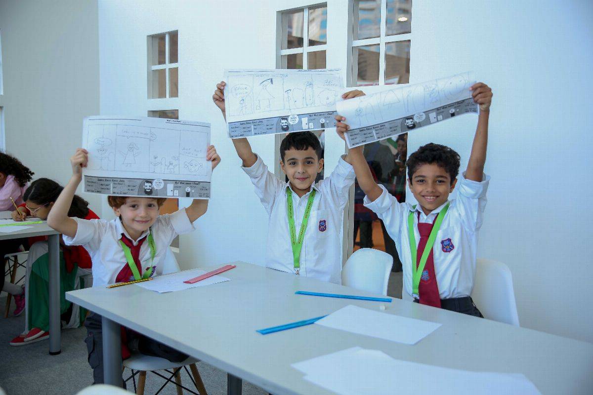 أطفال معرض الشارقة الدولي للكتاب یسافرون عبر الزمن في رسوم من  الماضي