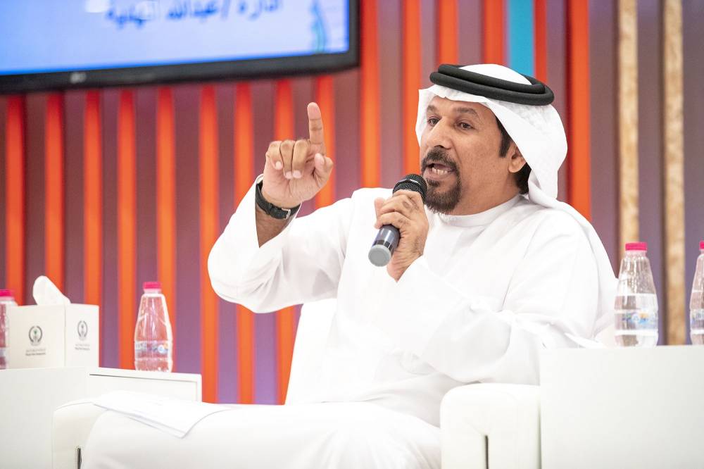 خلال أمسیة تحولت إلى سجال بین الشاعرین محمد البریكي و محمّد السكران یحملان جمھور الشارقة الدولي للكتاب على متن القصیدة