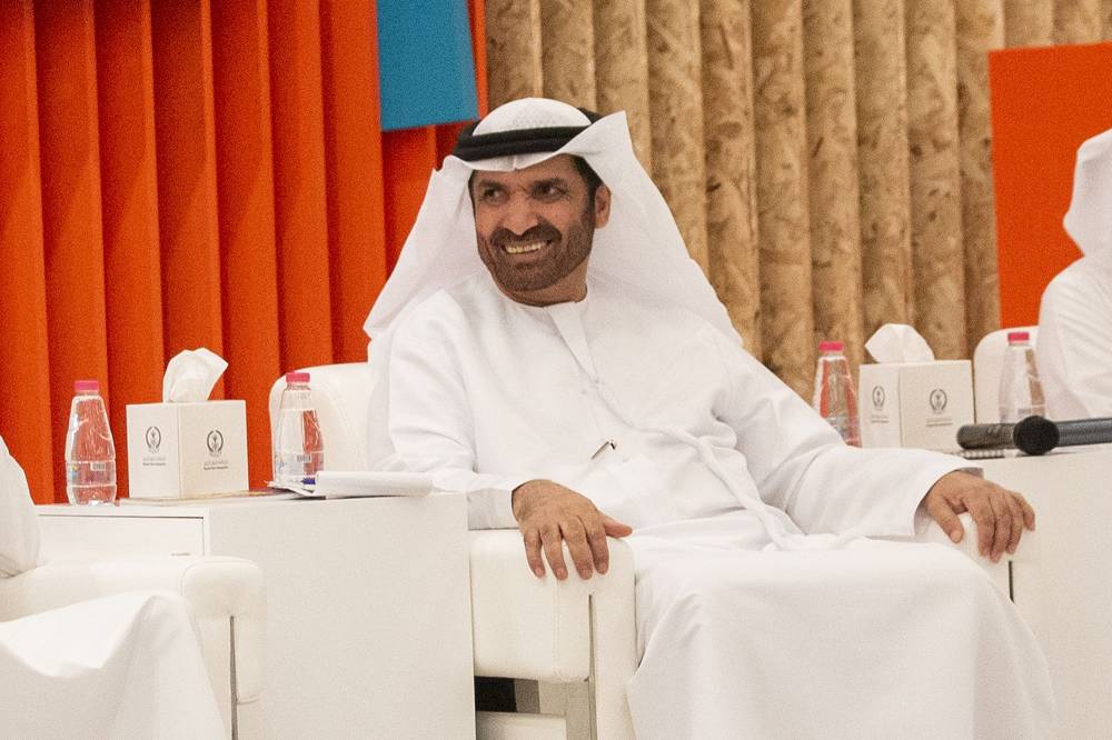 خلال أمسیة تحولت إلى سجال بین الشاعرین محمد البریكي و محمّد السكران یحملان جمھور الشارقة الدولي للكتاب على متن القصیدة