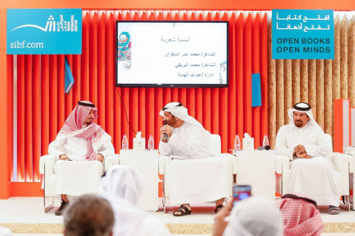 خلال أمسیة تحولت إلى سجال بین الشاعرین محمد البریكي و محمّد السكران یحملان جمھور الشارقة الدولي للكتاب على متن القصیدة