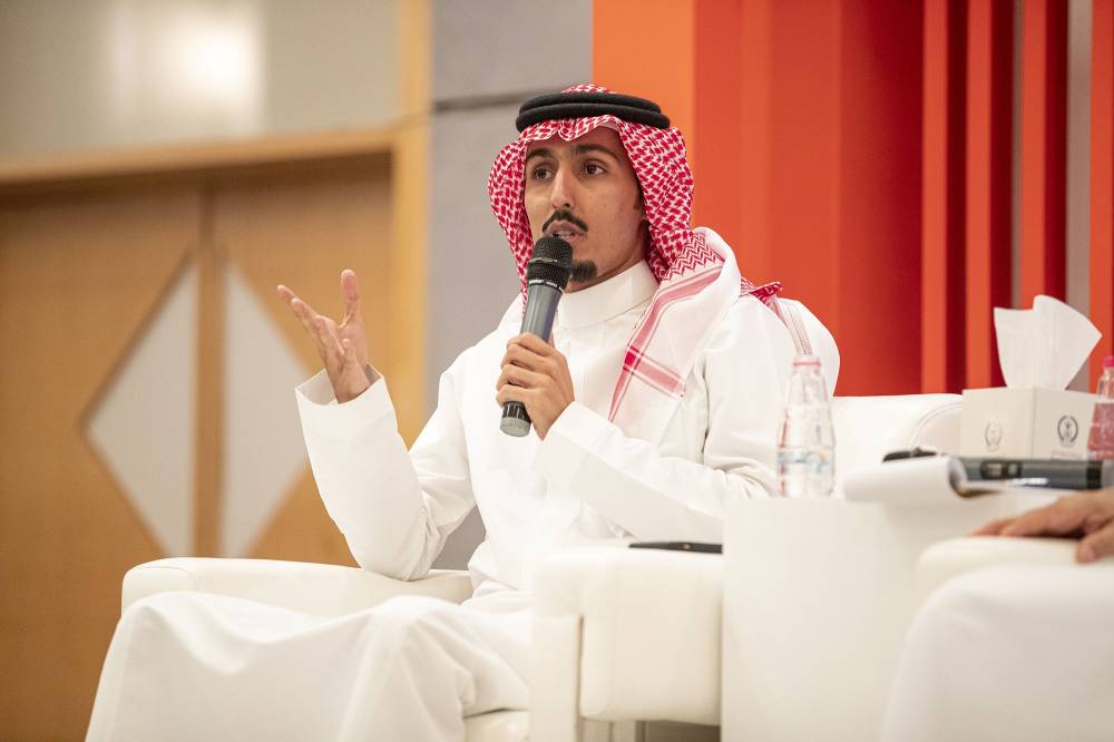 خلال أمسیة تحولت إلى سجال بین الشاعرین محمد البریكي و محمّد السكران یحملان جمھور الشارقة الدولي للكتاب على متن القصیدة