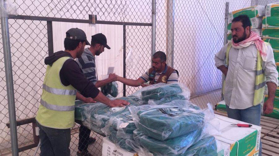 مركز الملك سلمان للإغاثة يباشرتوزيع الحقائب المدرسية على الطلاب السوريين في مخيم الازرق