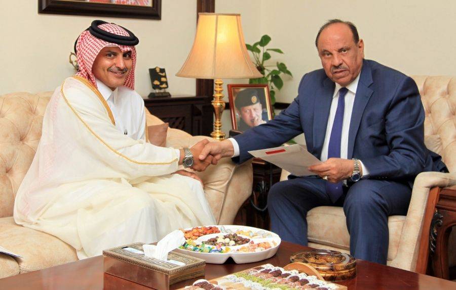 وزير الداخلية يلتقي السفير القطري في عمان