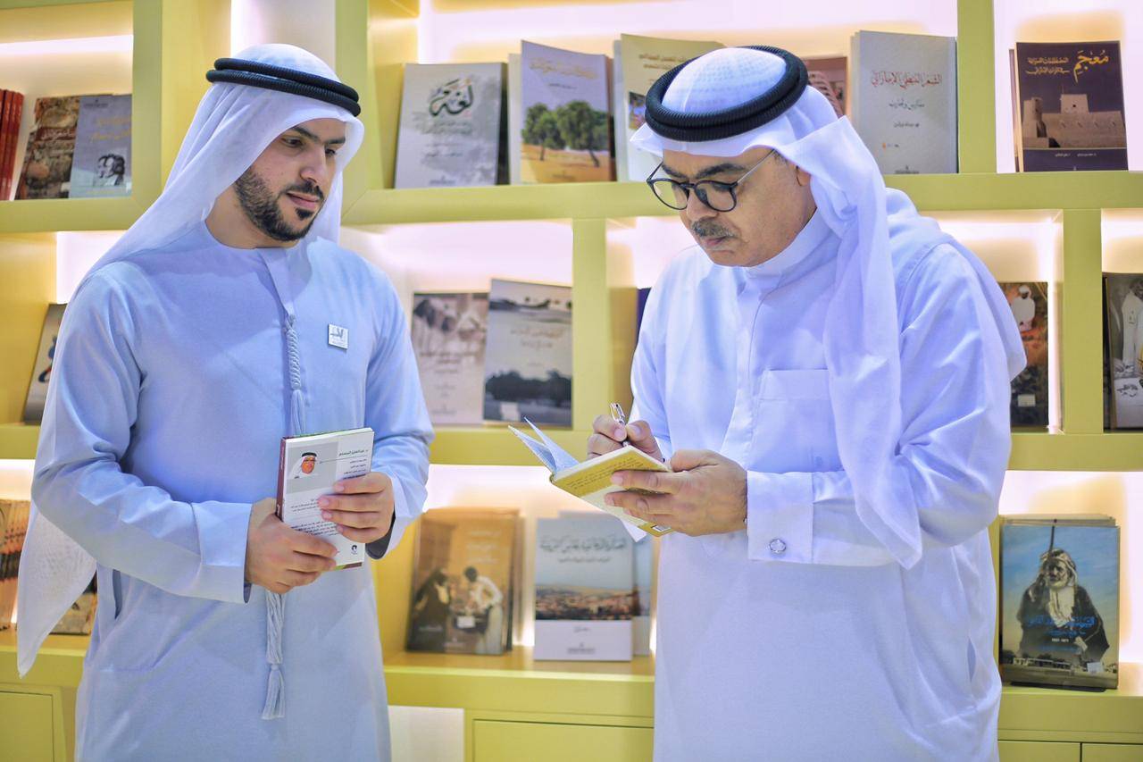 معهد الشارقة للتراث يواصل مشاركته في معرض الشارقة الدولي للكتاب ويوقع إصداراته الحديثة