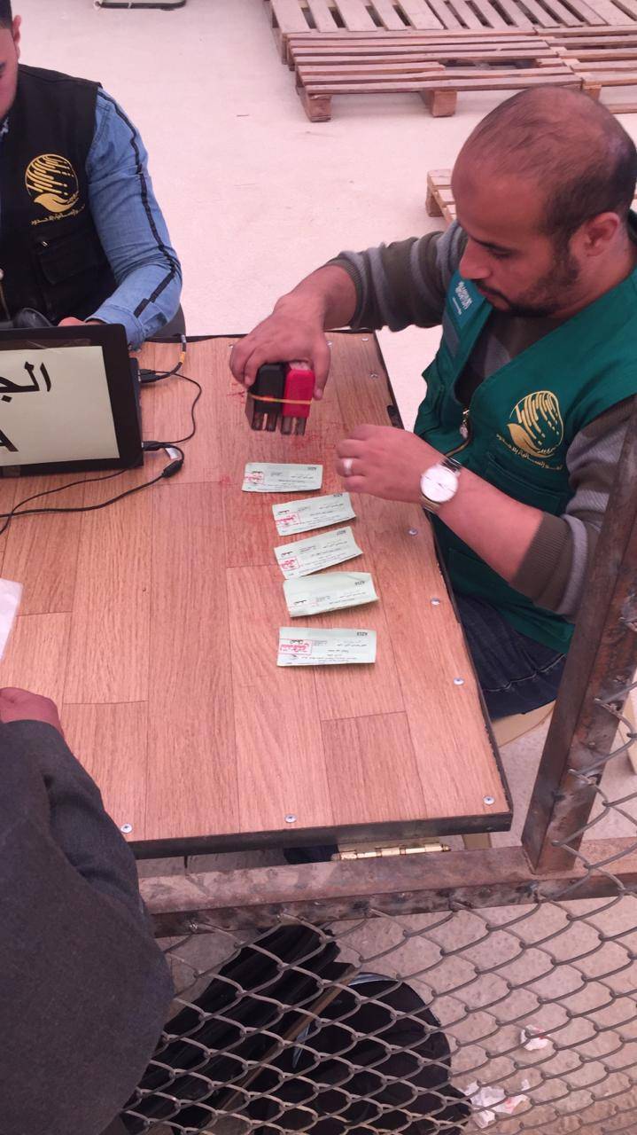 مركز الملك سلمان للإغاثة يباشرتوزيع الحقائب المدرسية على الطلاب السوريين في مخيم الازرق 