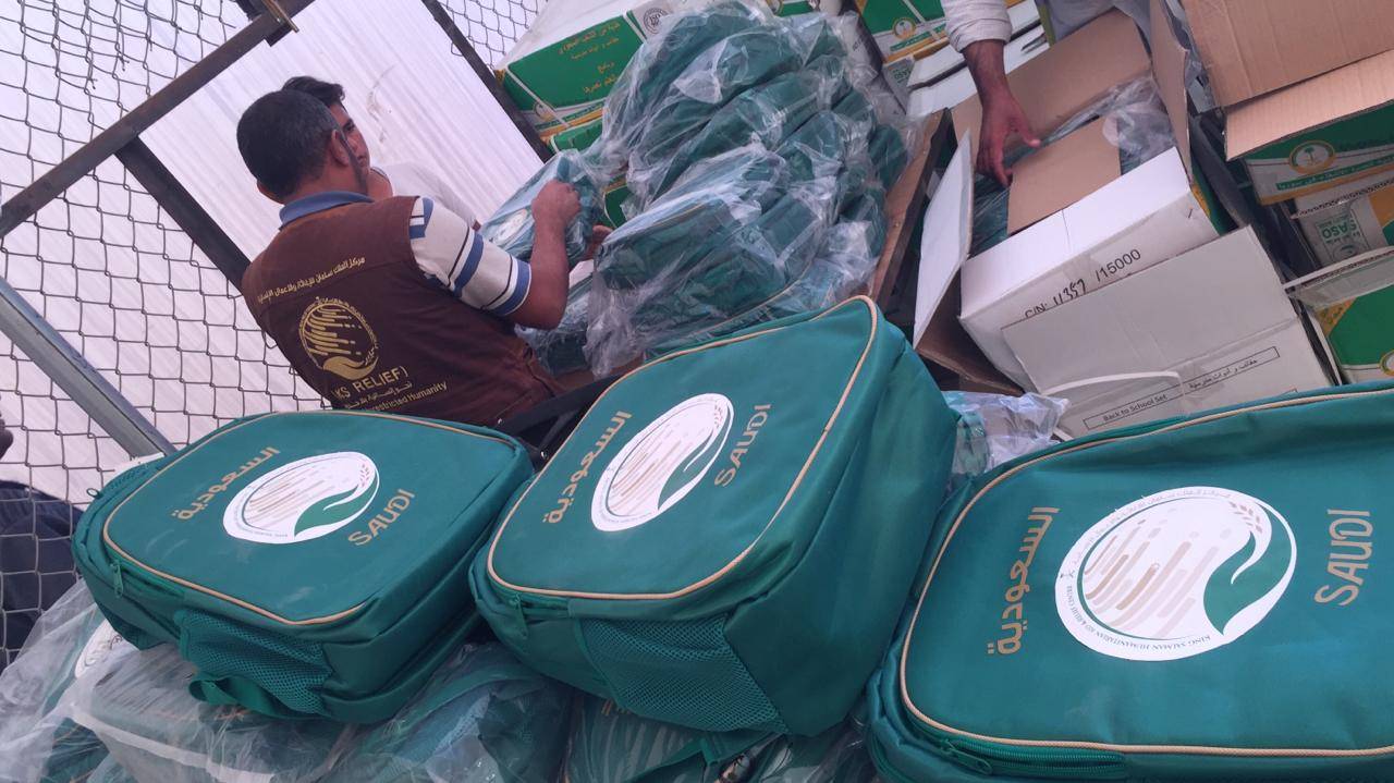 مركز الملك سلمان للإغاثة يباشرتوزيع الحقائب المدرسية على الطلاب السوريين في مخيم الازرق 