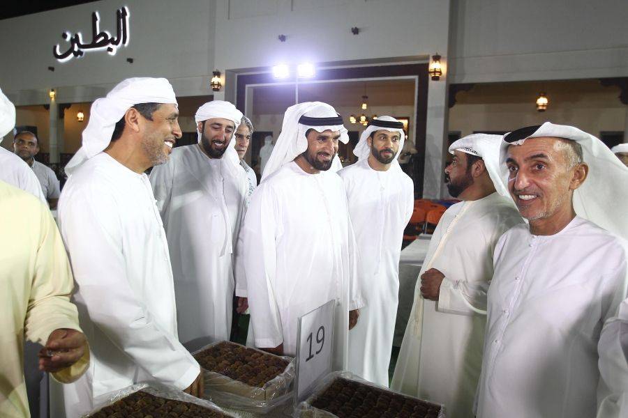 فارس خلف المزروعي يزور مزاد ليوا للتمور في مجلس البطين ويتجول مع الملاّك والمشاركين