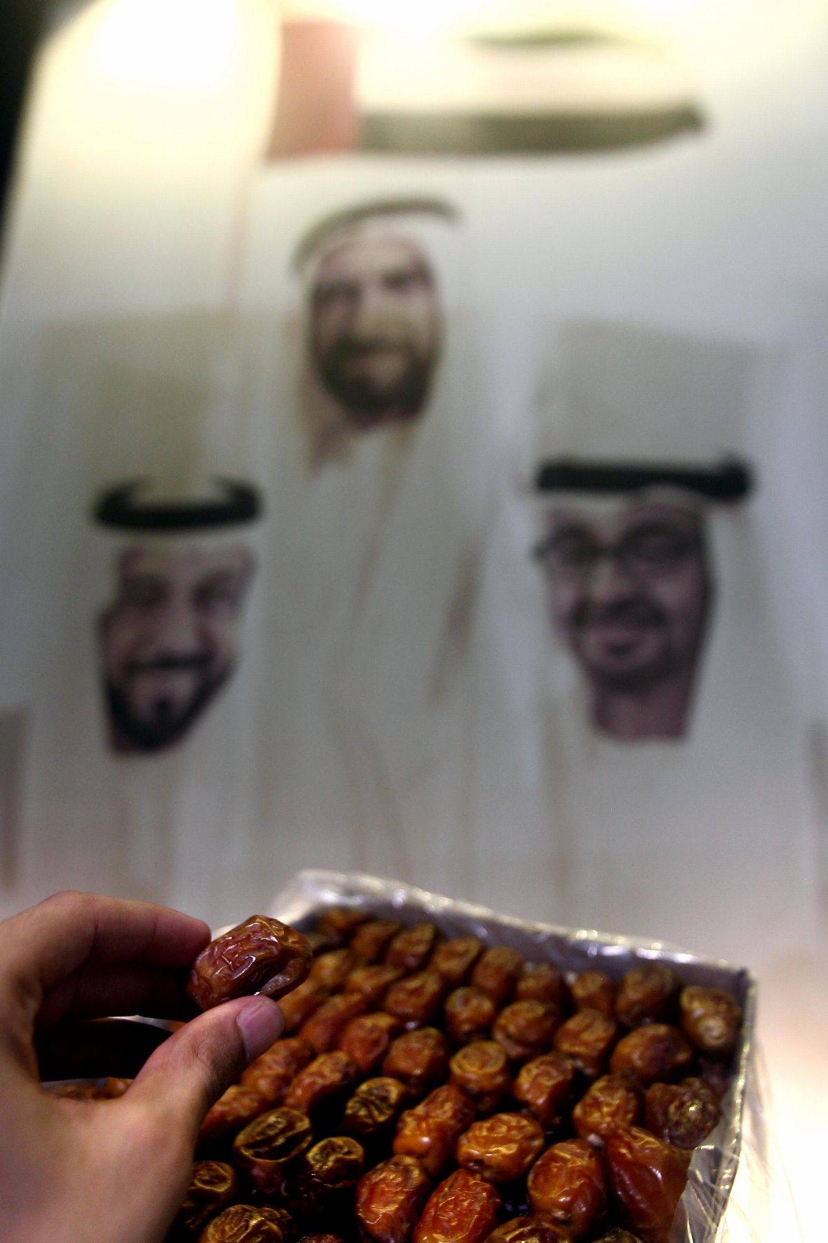 فارس خلف المزروعي يزور مزاد ليوا للتمور في مجلس البطين ويتجول مع الملاّك والمشاركين