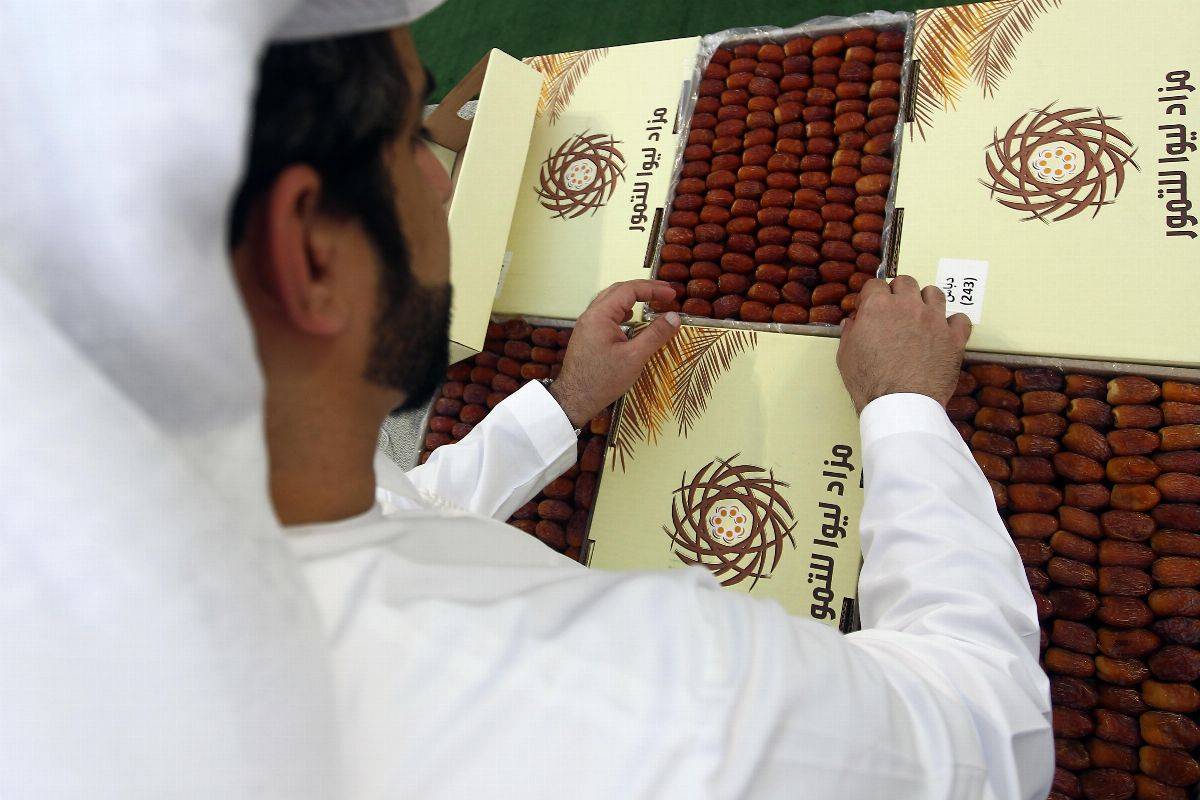 فارس خلف المزروعي يزور مزاد ليوا للتمور في مجلس البطين ويتجول مع الملاّك والمشاركين