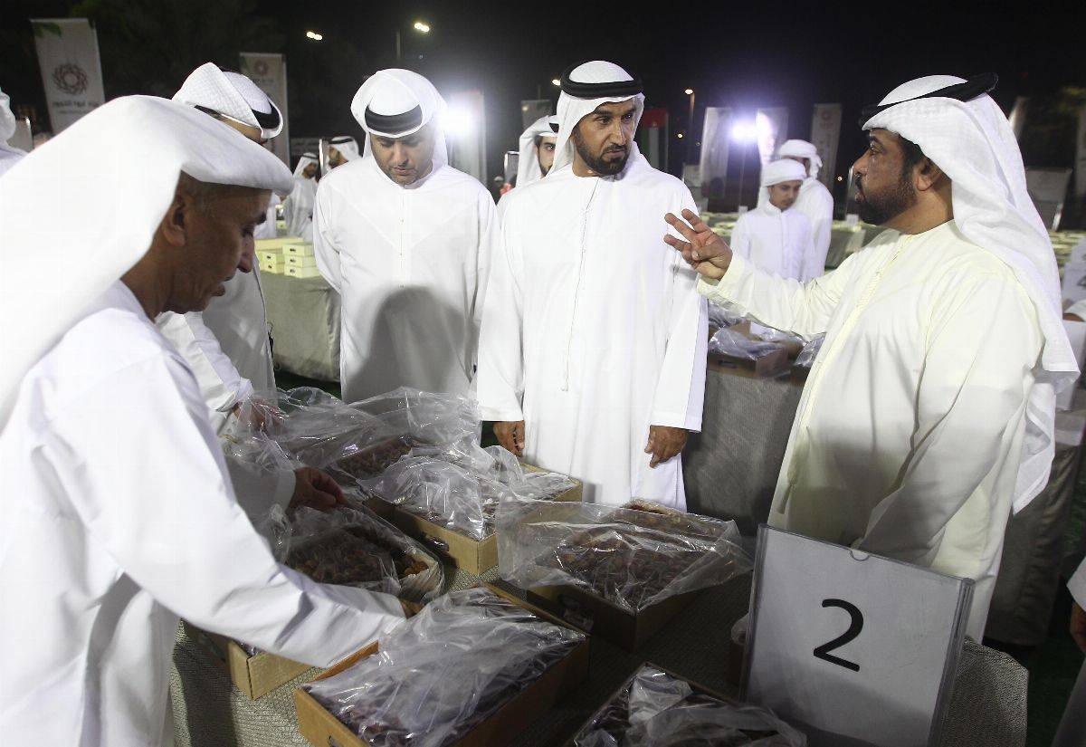 فارس خلف المزروعي يزور مزاد ليوا للتمور في مجلس البطين ويتجول مع الملاّك والمشاركين