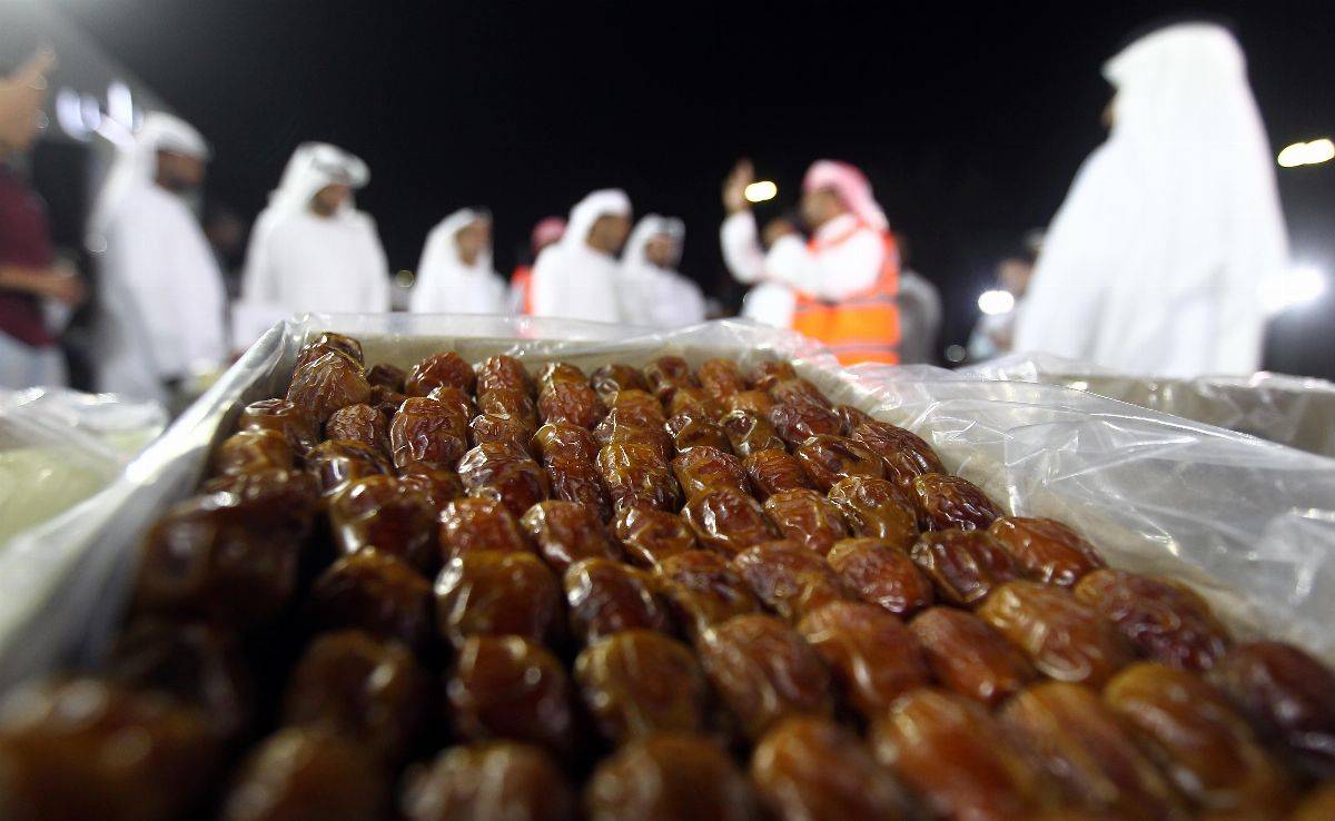 فارس خلف المزروعي يزور مزاد ليوا للتمور في مجلس البطين ويتجول مع الملاّك والمشاركين