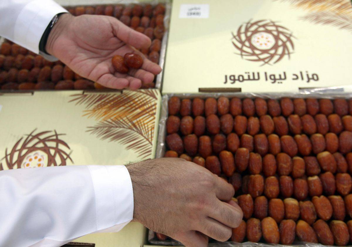 فارس خلف المزروعي يزور مزاد ليوا للتمور في مجلس البطين ويتجول مع الملاّك والمشاركين